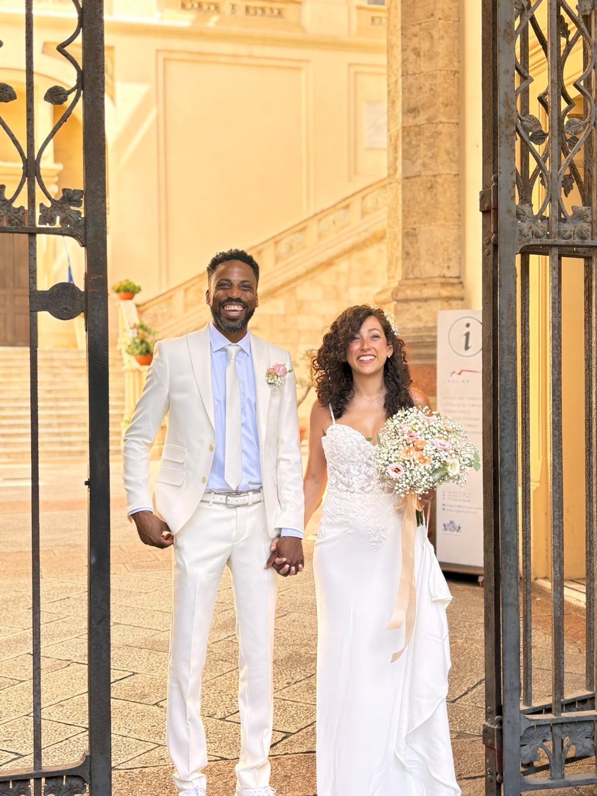 Claudia et Gavin main dans la main le jour de leur mariage à Cagliari